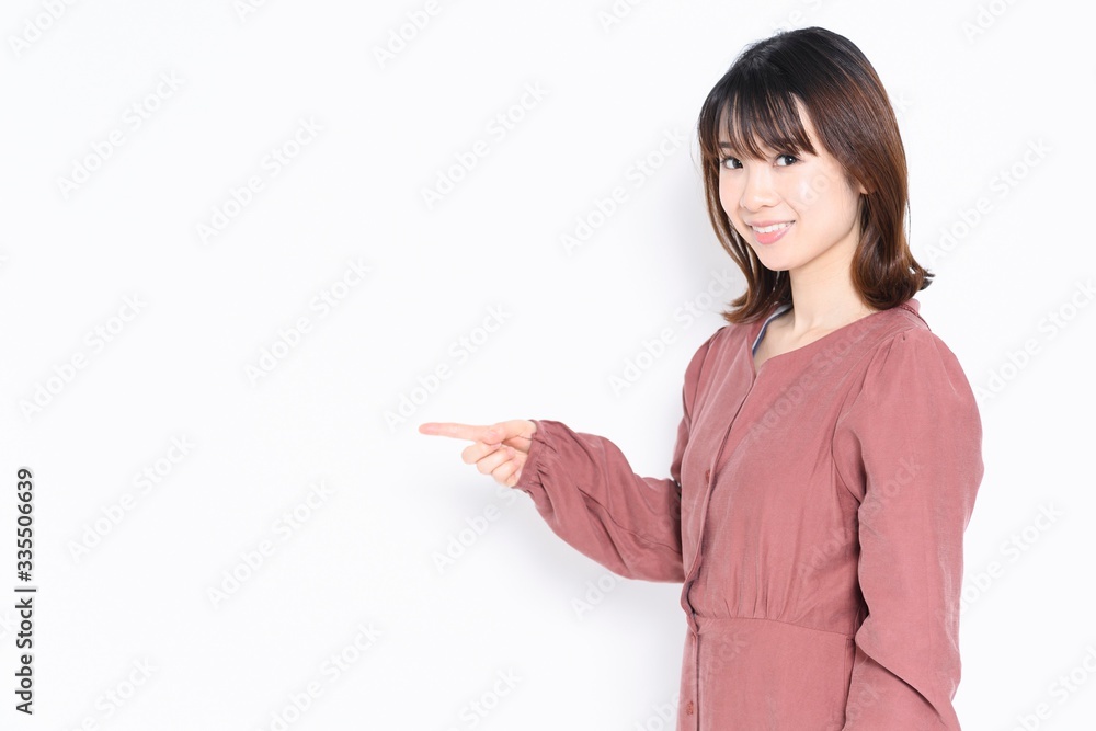 ビジネスのポイントを指し示す女性 ビジネスのポイントを指し示す女性