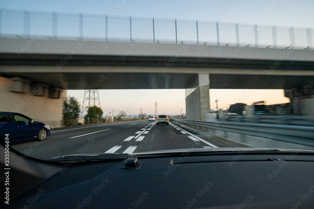 高速道路 追い越し車線 早朝 ドライブ 高速道路 追い越し車線 早朝 ドライブ