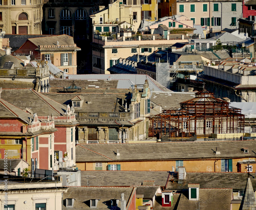 I tetti del centro storico della città di Genova. Nella foto, un antico gazebo in ferro battuto con la ruggine sull’intera struttura. 