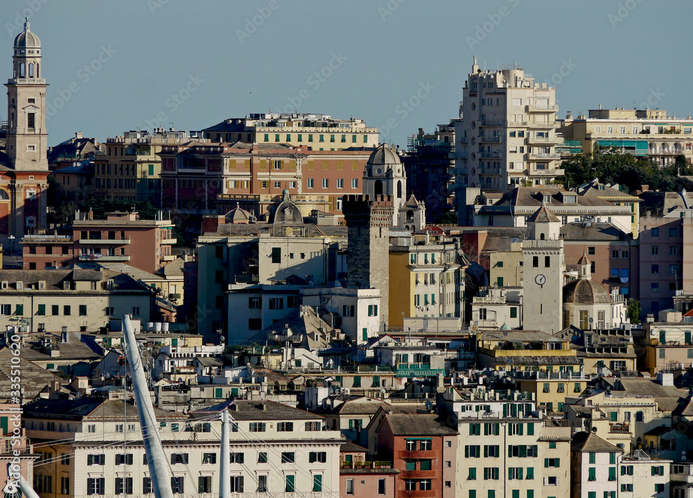 Veduta panoramica dei tetti e delle costruzioni antiche del centro storico della città di Genova. 
