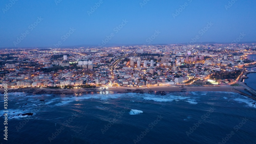 Quase noite, zona costeira na cidade do Porto, Portugal.