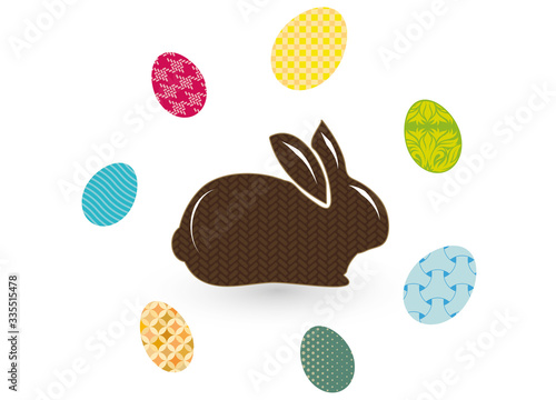 Hase inmitten von sieben Ostereiern