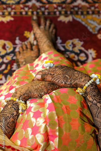 Indian wedding ceremony : bangle in bridal hand with mehandi design © Neha