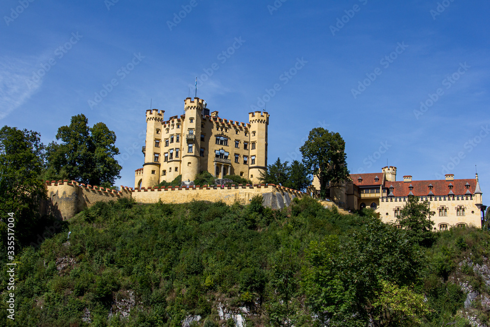 Obraz premium Beautiful view of world-famous Neuschwanstein Castle, the nineteenth-century Romanesque Revival palace built for King Ludwig II on a rugged cliff near Füssen, southwest Bavaria, Germany