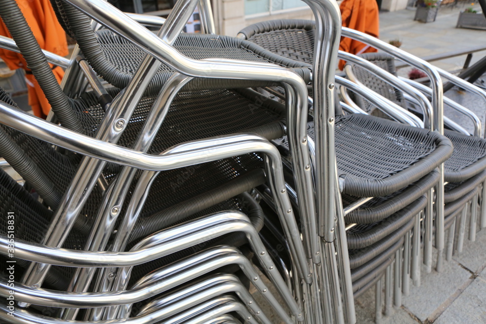 Chaises de bistrot entassées devant le long d'une terrasse de restaurant. Fermeture adminsitrative et gouvernementale. Coronavirus. Covid-19. Saint-Gervais-les-Bains. Haute-Savoie. France. Chaises de bistrot entassées devant le long d'une terrasse de restaurant. Fermeture adminsitrative et gouvernementale. Coronavirus. Covid-19. Saint-Gervais-les-Bains. Haute-Savoie. France.