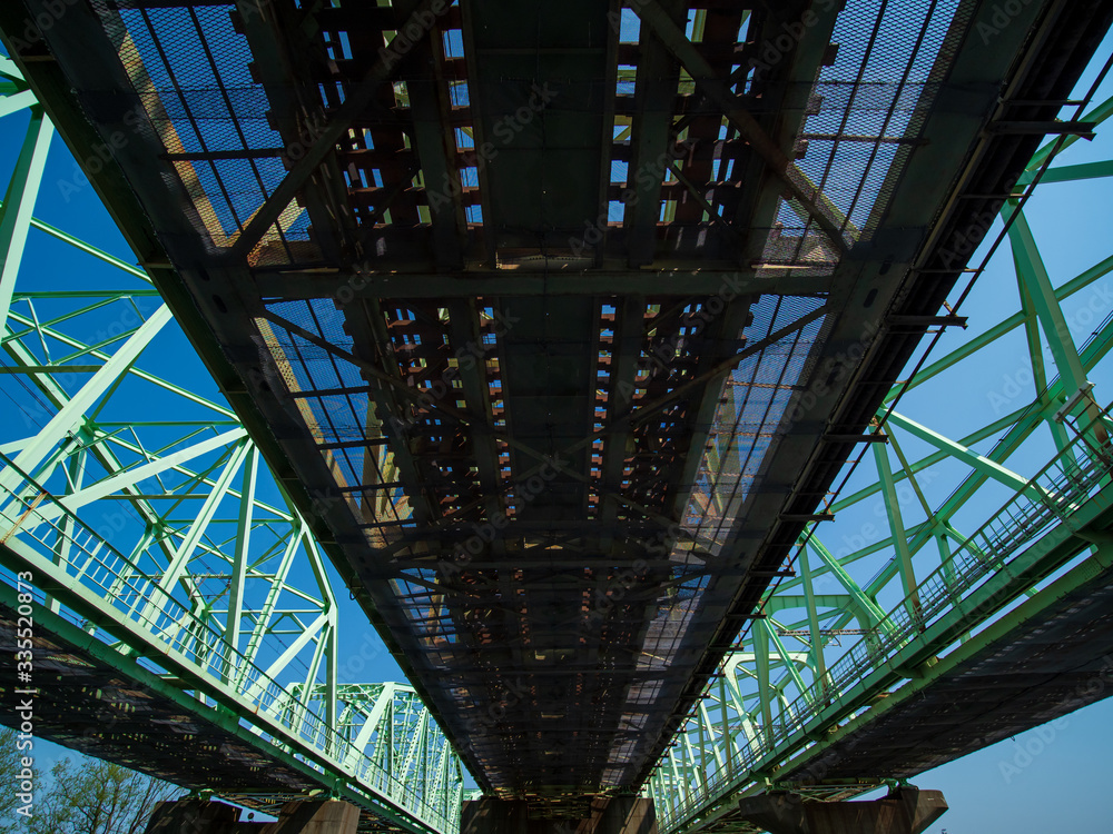青空と鉄橋　下から見上げる