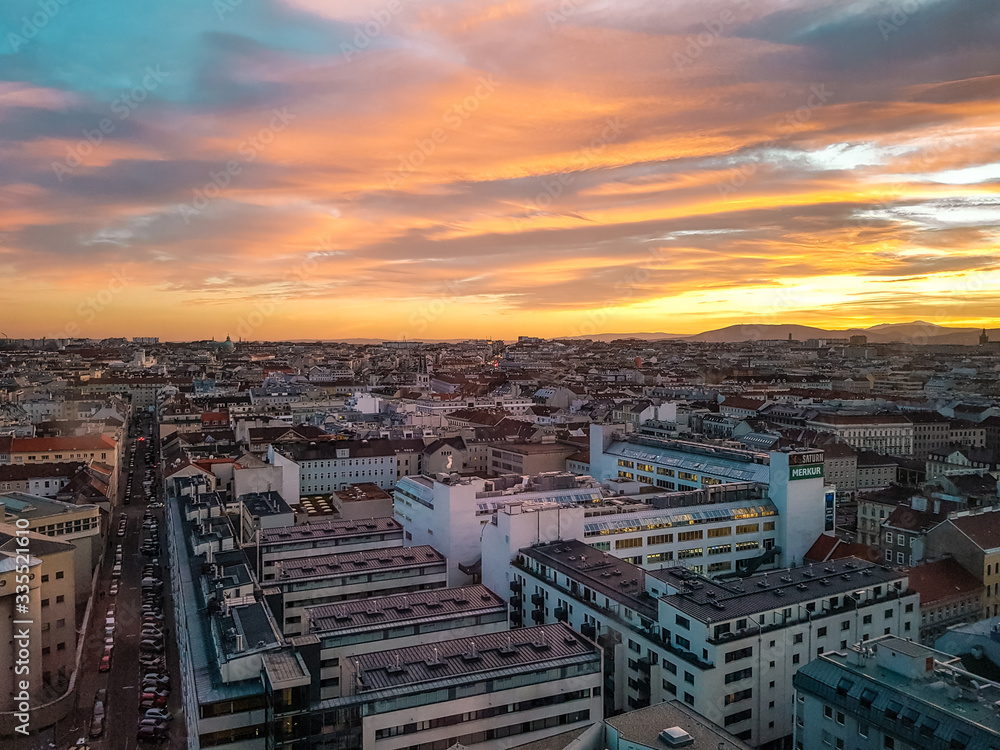 Blick über die Dächer Wiens bei Sonnenaufgang