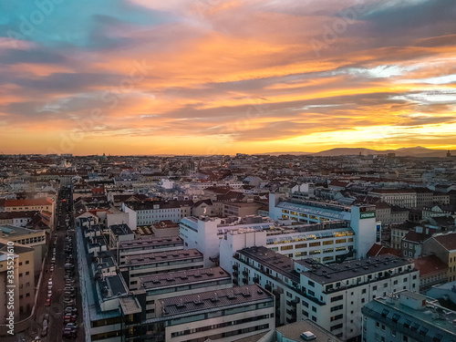 Blick über die Dächer Wiens bei Sonnenaufgang