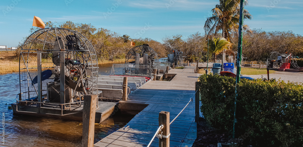Sumpfboote am Steg in den Everglades Nationalpark - Florida