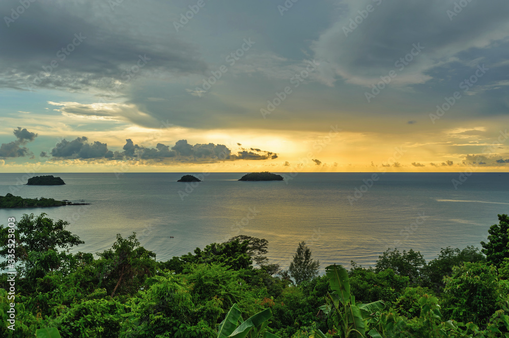 Fototapeta premium Sunset beach sea island chang in Trad,Thailand