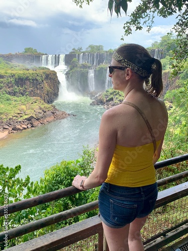 Jeune femme au top jaune contemplant les chutes d Iguazu
