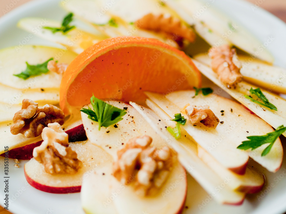 frisch geschnittene Äpfel mit Walnüssen und Orangensaftdressing frisch geschnittene Äpfel mit Walnüssen und Orangensaftdressing