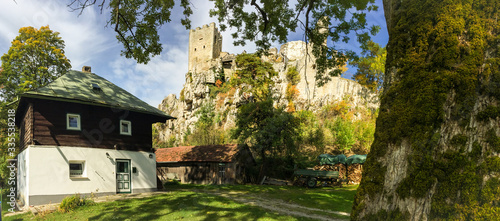 Urlaub in Deutschland: Panoramafoto der Burgruine Weißenstein im Bayerischen Wald mit Stadel und Bäumen im Vordergrund