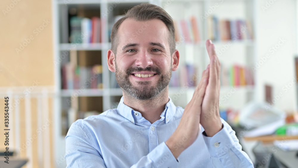 Obraz premium Portrait of Cheerful Young Man Clapping, Applauding