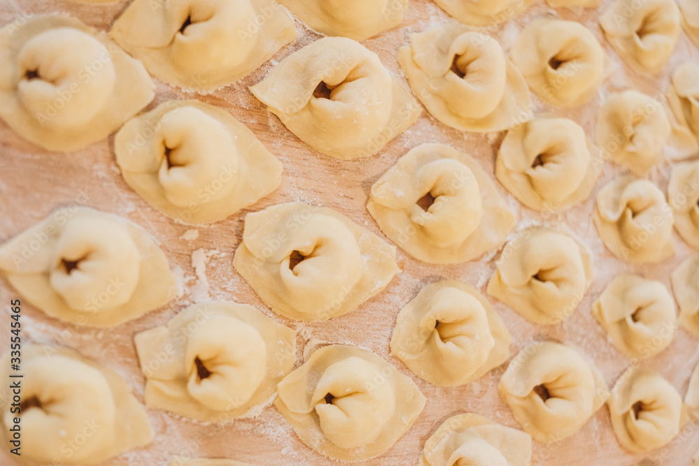 Procesul pas cu pas al femeii care face găluște de casă, ravioli sau pelmeni cu umplutură tocată Procesul pas cu pas al femeii care face găluște de casă, ravioli sau pelmeni cu umplutură tocată