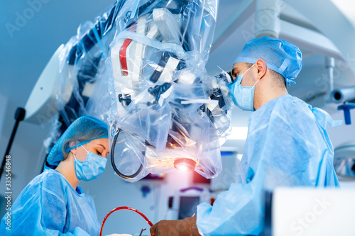 Foto Team of surgeons operating in the hospital
