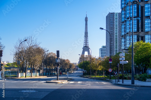 Fototapeta Naklejka Na Ścianę i Meble -  Empty streets in Paris due to Coronavirus Lockdown