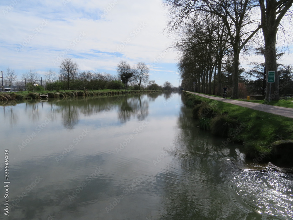 Fototapeta premium Beautiful Canal in France with a lot of water and a giant walk