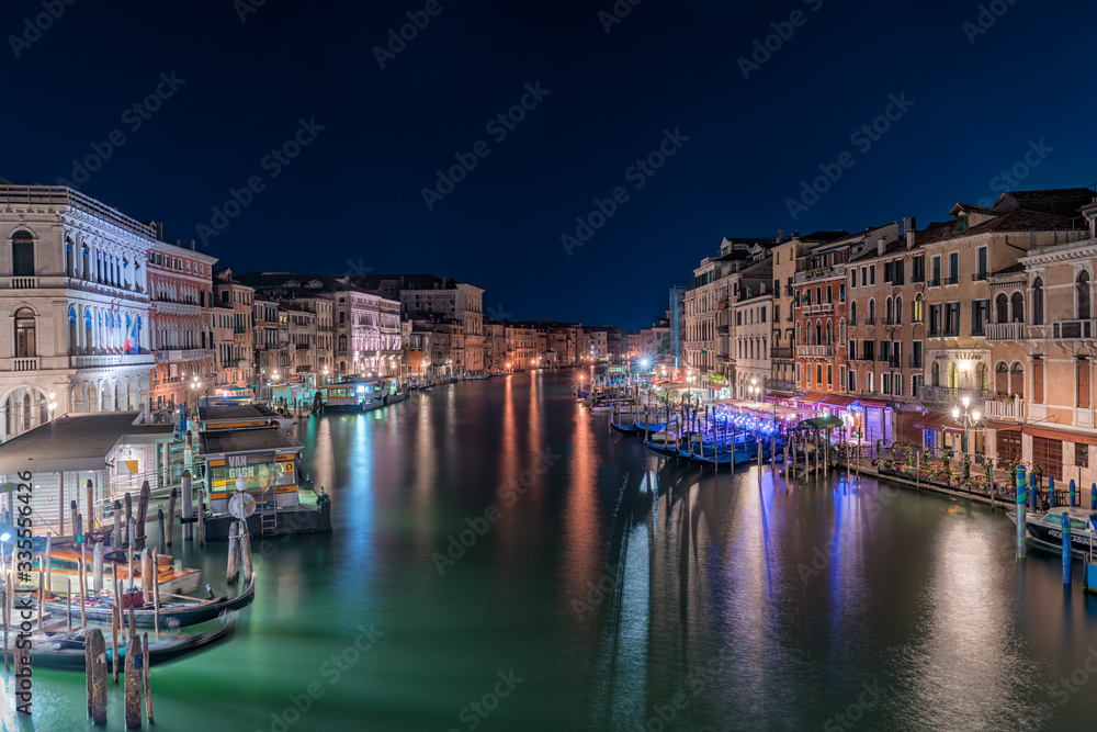 Venezia, veduta notturna sul Canal Grande dal Ponte di Rialto