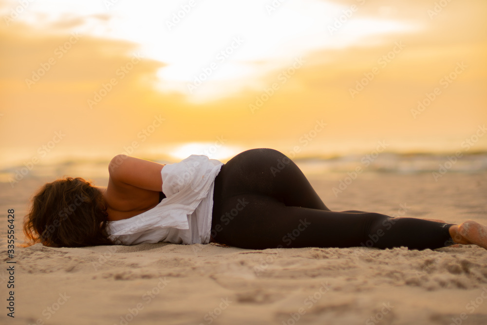 Piękna kobieta o wschodzie słońca nad morzem - obrazy, fototapety, plakaty 