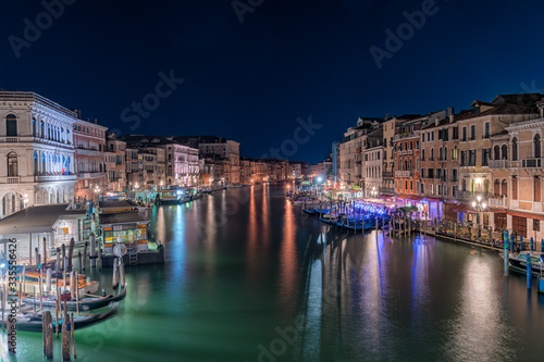 Venezia  veduta notturna sul Canal Grande dal Ponte di Rialto