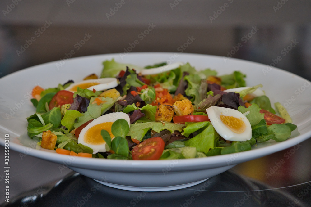 Nahaufnahme großer Salatteller mit Eier und viel Gemüse