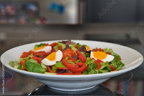 Gemischter veganer Bio Salat Teller mit Tomaten, Eier und Croutons, Produktbild