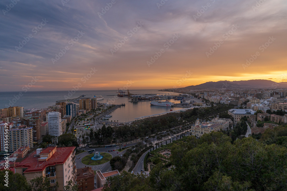 Un maravillo atardecer desde uno de los miradores con más encanto en la ciudad de la costa del sol (Málaga)