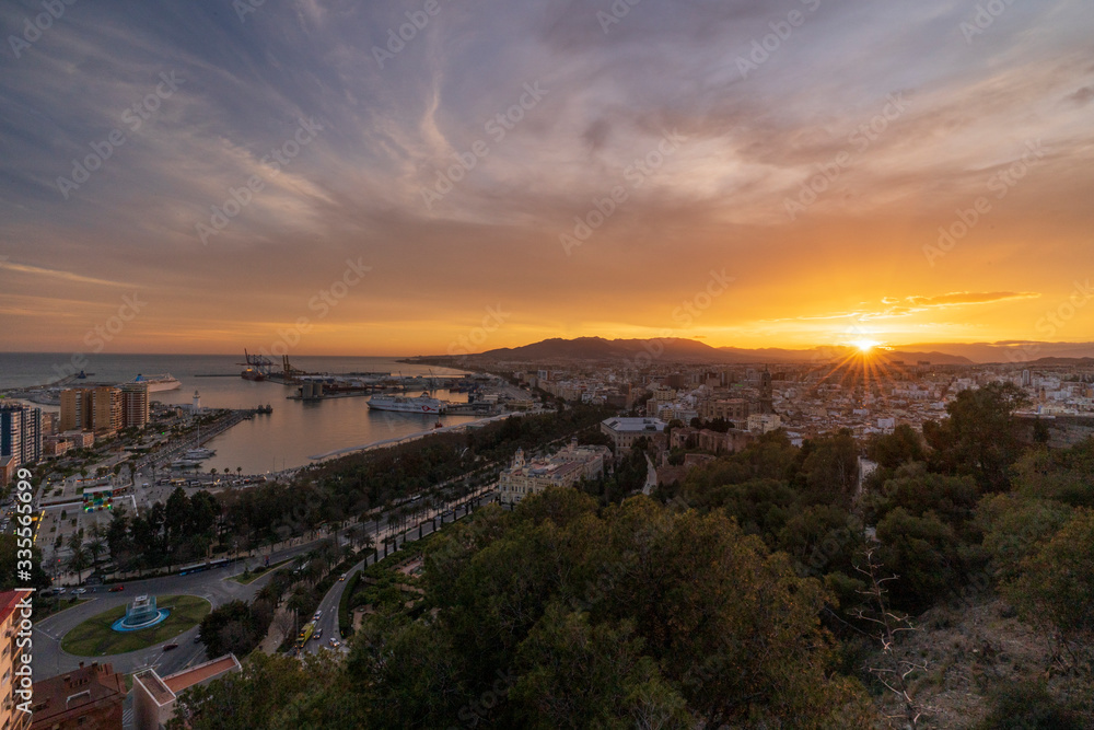 Un maravillo atardecer desde uno de los miradores con más encanto en la ciudad de la costa del sol (Málaga)