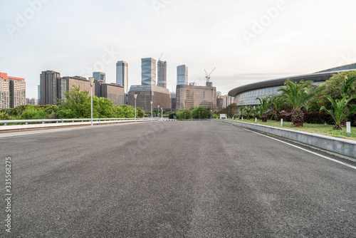 Obraz na płótnie Modern business office buildings with empty road w salonie