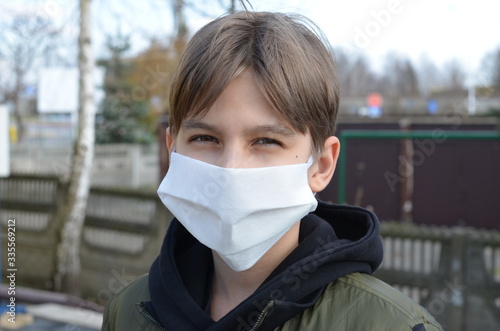 koronawirus , coronavirus , maseczka wirusowa , maska antywirusowa , chłopiec w maseczce , antywirusowa maseczka , wirus , virus , maska , maseczka , sport w masce , sport w maseczce , dziecko maska