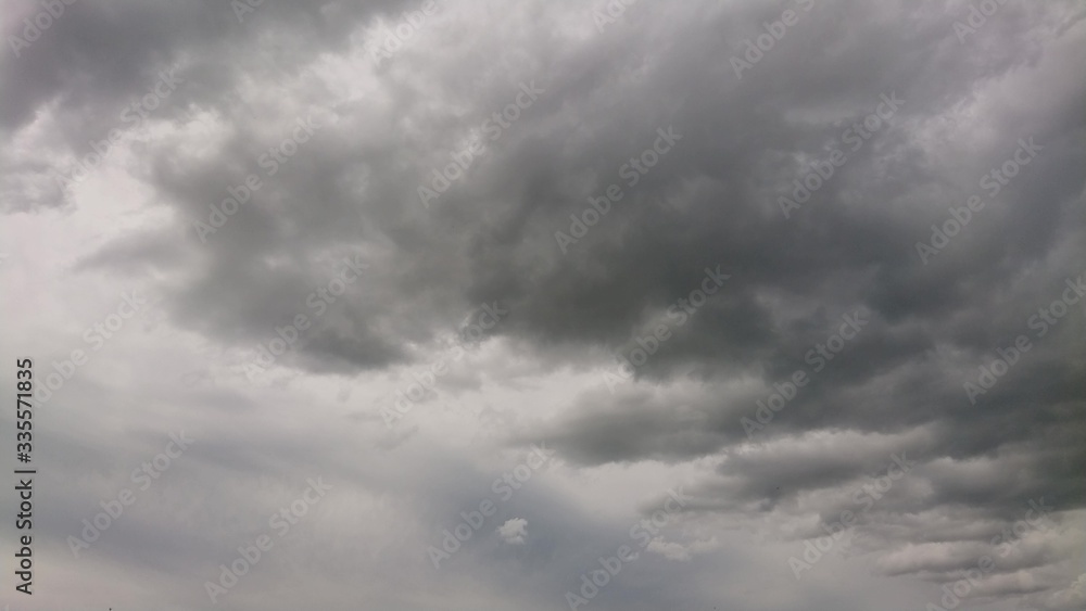Gray sky with cloudiness (cielo gris con nubosidad)