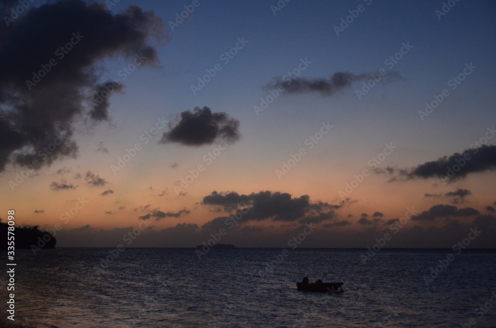 ボートと海と夕焼けの空