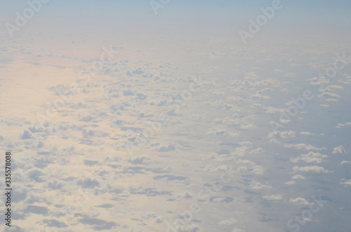 飛行機から見た海と雲