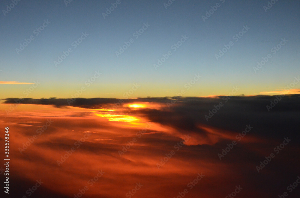 飛行機から見た夕日と雲海