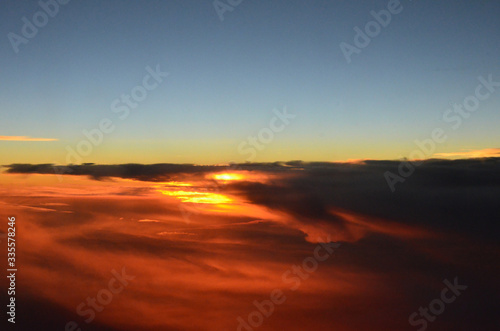 飛行機から見た夕日と雲海