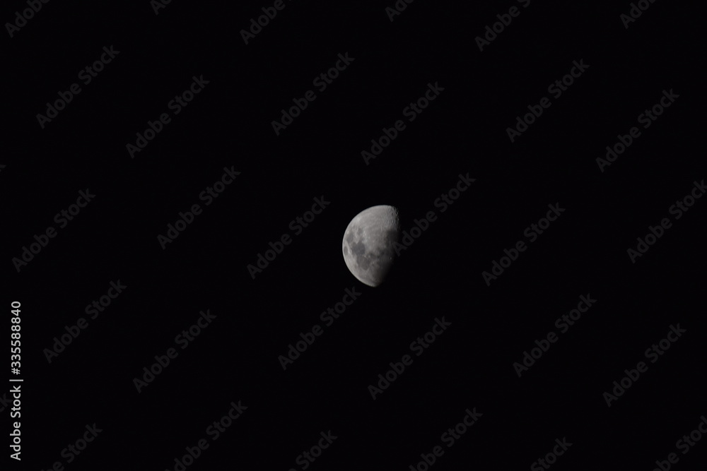 Fotografía tomada a la Luna en la fase menguante tomada en la noche Fotografía tomada a la Luna en la fase menguante tomada en la noche