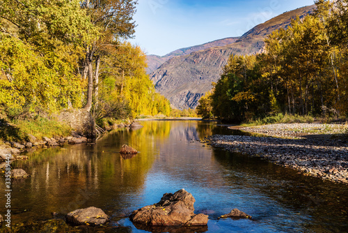 Fototapeta Naklejka Na Ścianę i Meble -  Autumn morning mountain river landscape. Russia, Altai Republic, Ulagansky District, Chulyshman River