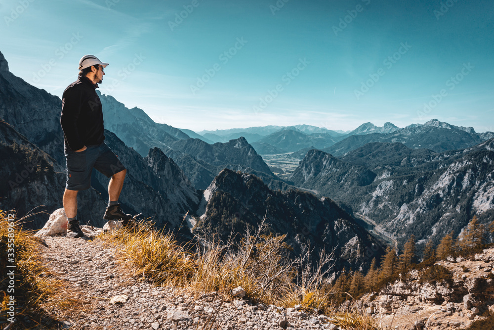 Obraz premium Male Hiker in the scenic mountain range of National Park Geause