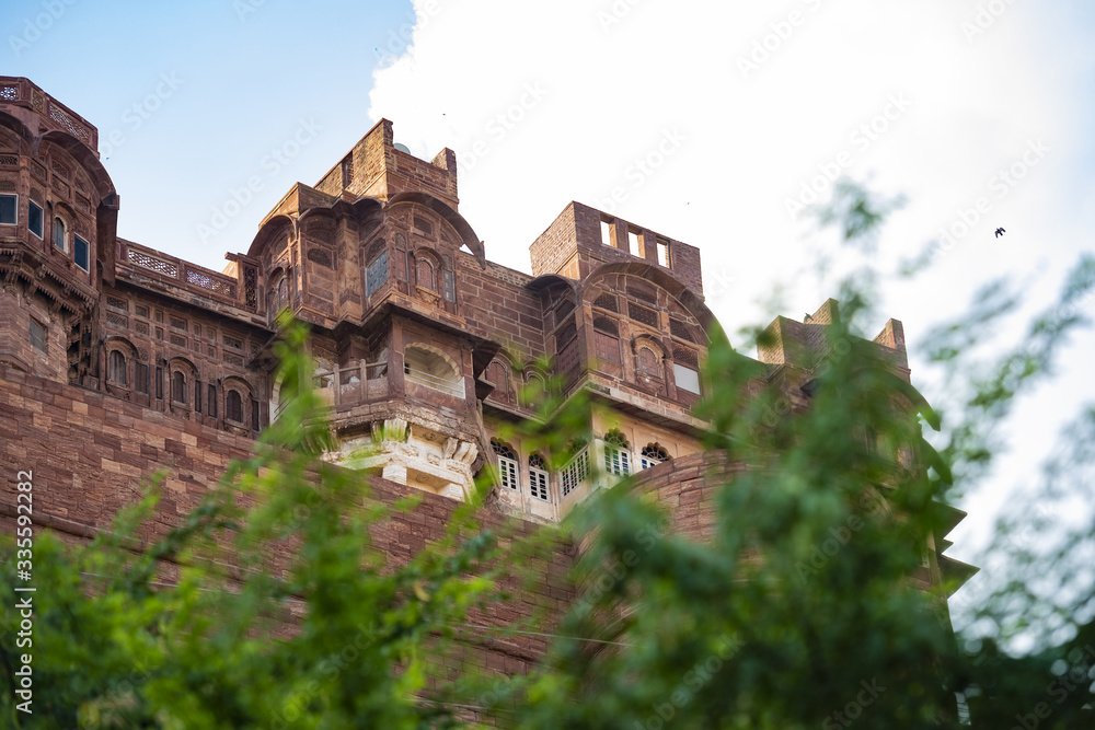 Fototapeta premium (Selective focus) Stunning view of the ancient Mehrangarh Fort during a beautiful sunny day. Jodhpur, Rajasthan, India. Mehrangarh (Mehran Fort) is one of the largest forts in India.