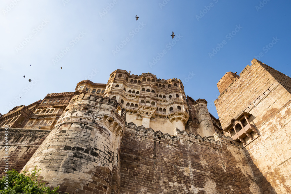 Fototapeta premium (Selective focus) Stunning view of the ancient Mehrangarh Fort during a beautiful sunny day. Jodhpur, Rajasthan, India. Mehrangarh (Mehran Fort) is one of the largest forts in India.