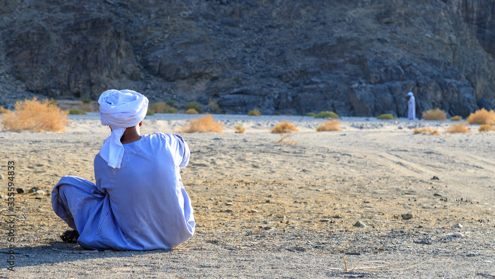 Beduine von hinten in der Wüste