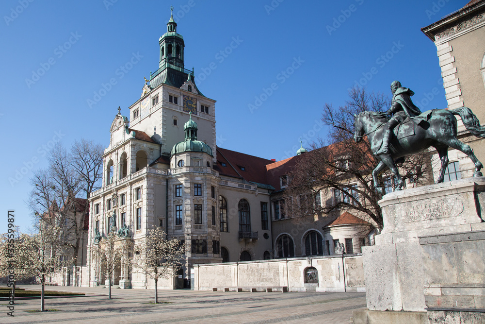 München, Deutschland: Das Reiter Denkmal Prinzregent Luitpold beim Bayerischen Nationalmuseum mit europäischer Kunst und Sammlungen Schätzen der Wittelsbacher