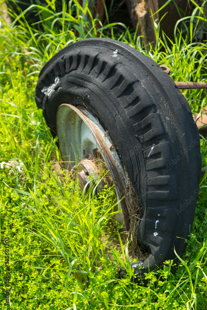 Obraz premium Old Warped Wheel