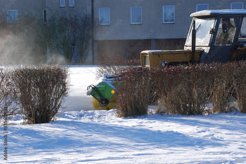 Traktor odśnieżający śnieg podczas zimy - obrazy, fototapety, plakaty 