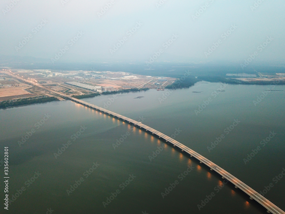 Fototapeta premium Penang second bridge under blue hour.