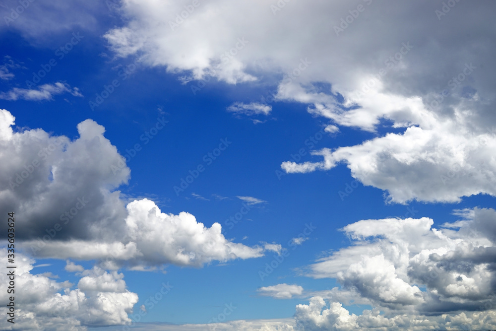 Naklejka premium Perfekter Himmel am See