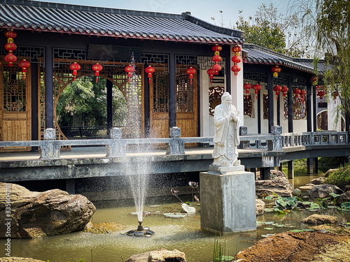 Chinesischer Garten mit Konfuzius Statue