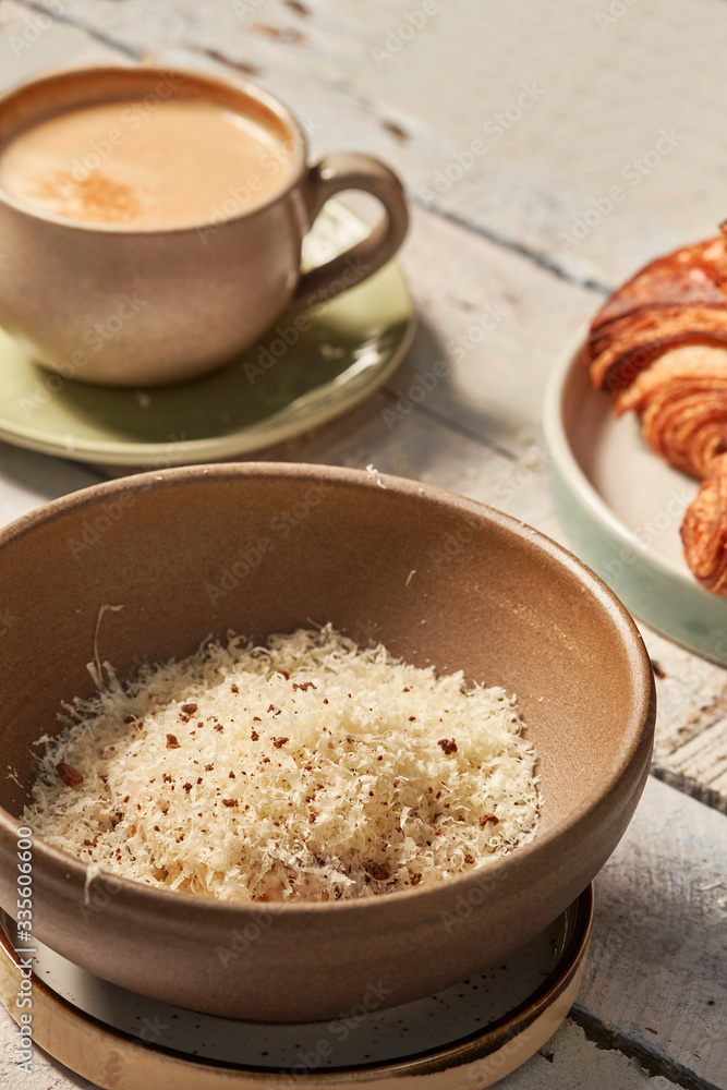 Manos rayando queso Paipa