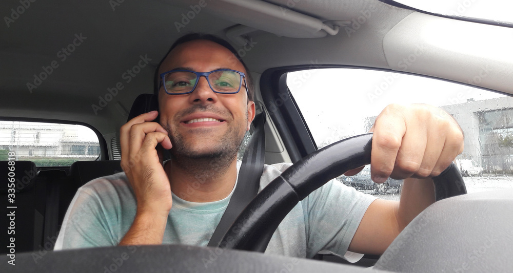 Guidare l'auto - telefonare col cellulare per business Guidare l'auto - telefonare col cellulare per business